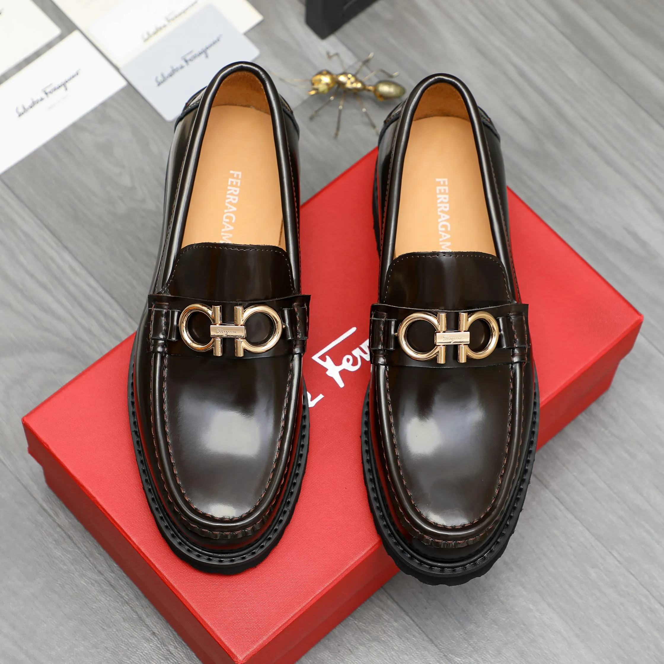Men's shoes 💰442 Product trademark: Ferragamo "Ferragamo" business formal leather shoes Regular size: 38-46 (45.46 custom-made and non-returnable) Product materials: Selected pearlescent cowhide upper, cowhide lining, non-slip rubber outsole